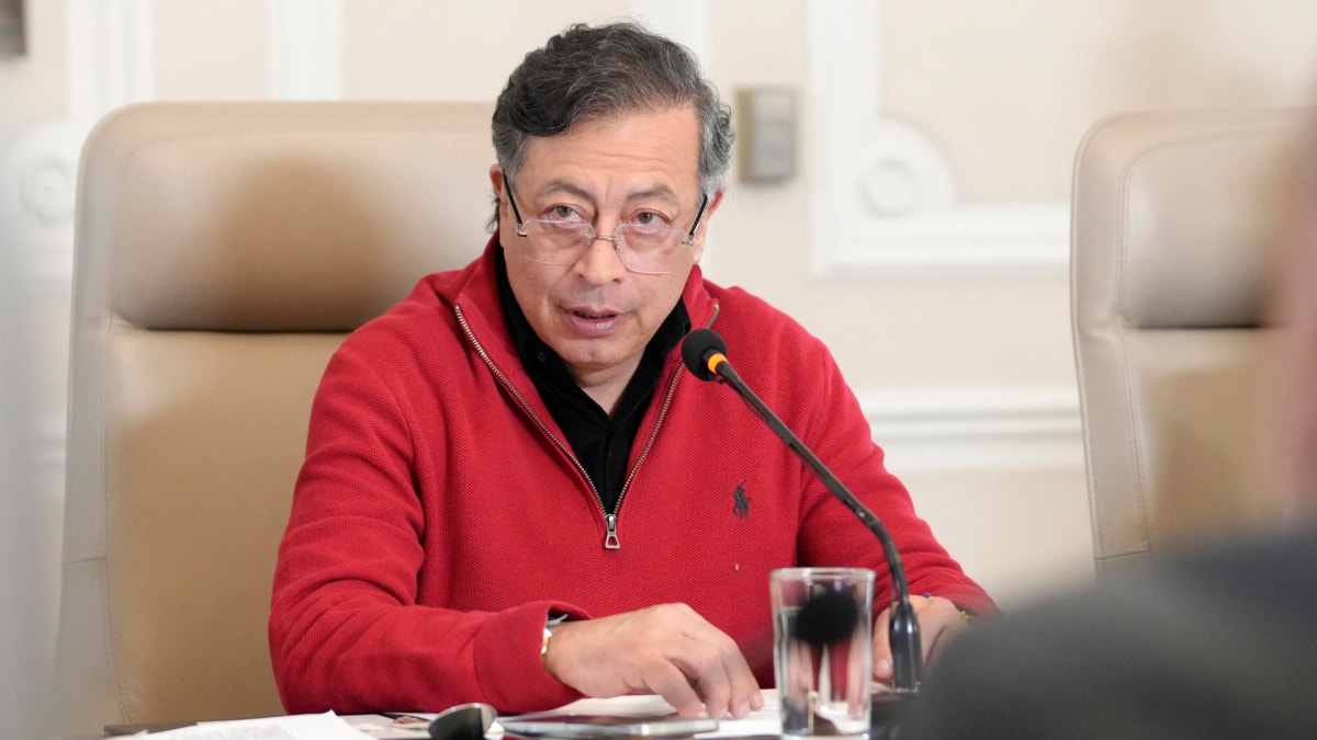 Fotografía cedida por la Presidencia de Colombia del presidente, Gustavo Petro (c), durante un consejo de ministros este martes, en el que reiteró las críticas a su homólogo de Ecuador, Daniel Noboa, y volvió a rechazar los señalamientos que lo vinculan con el narcotraficante José Adolfo Macías, alias Fito, en Bogotá (Colombia).