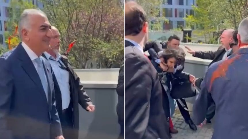 Alemania: tiran líquido rojo a Rezha Pahlaví, hijo del derrocado sha de Irán, durante su visita a Berlín [VIDEO]