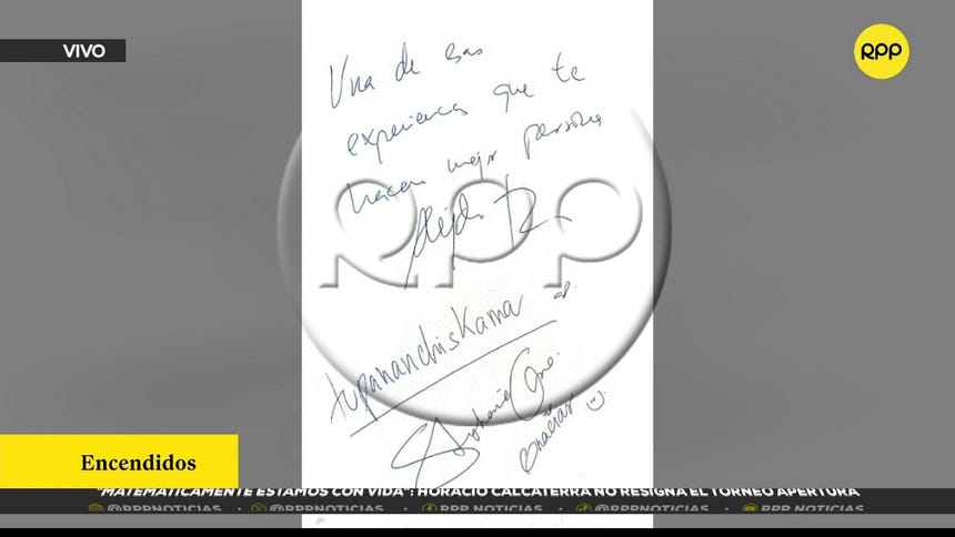 Alejandro Sanz firma libro de celebridades en su visita a Cusco