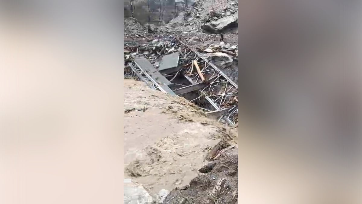 El puente vehicular Michuchaca colapsó tras reportarse el último jueves un huaico en el sector de Calabaza. 