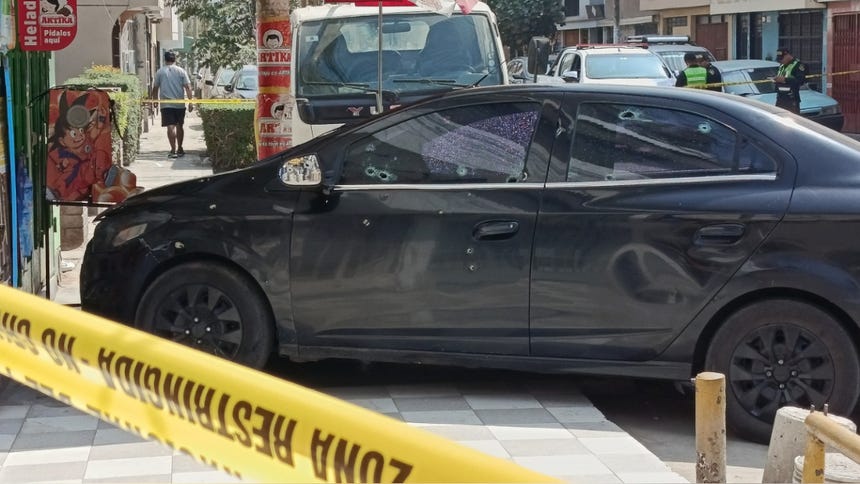 Las autoridades han encontrado 38 casquillos de arma de fuego en la escena del crimen. 