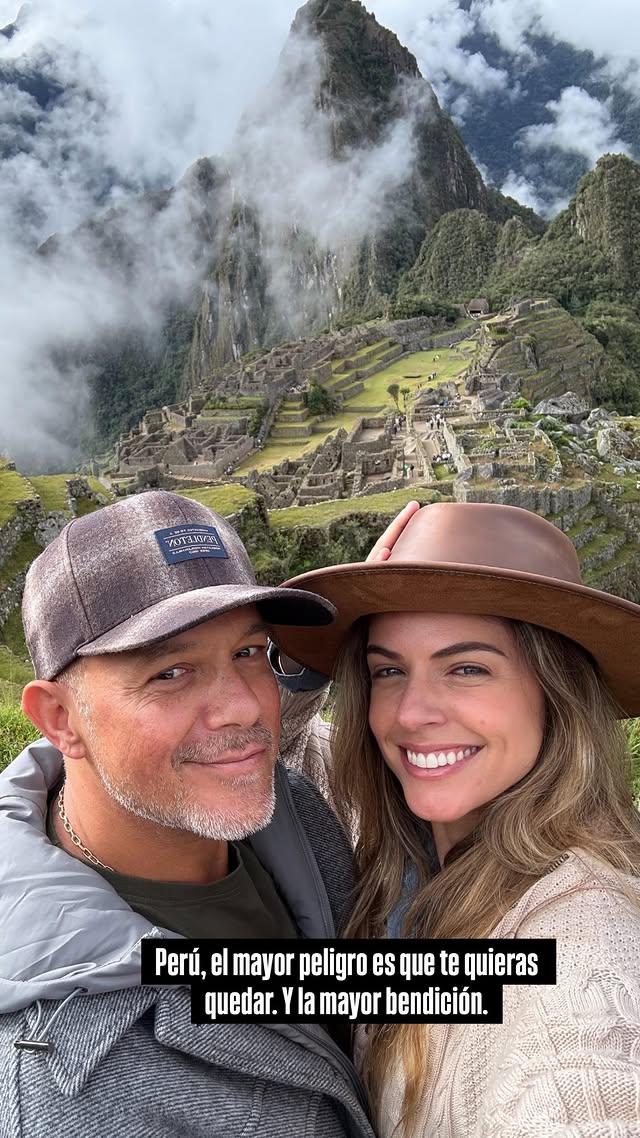 Alejandro Sanz y Stephanie Cayo en Machu Picchu.
