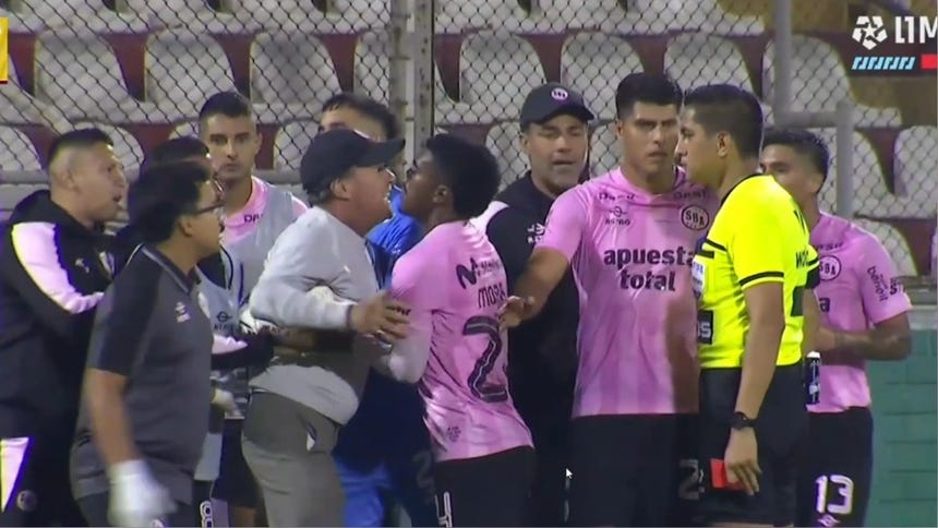 Carlos Desio, DT de Sport Boys, pierde los papeles y casi se le va encima a árbitro Daniel Ureta [VIDEO]