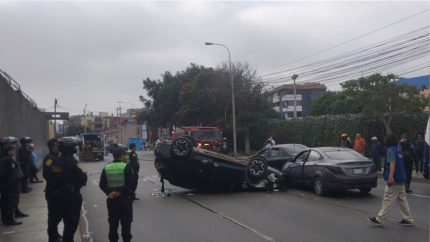 San Miguel: Triple choque dejó un automóvil volcado en la avenida La Mar