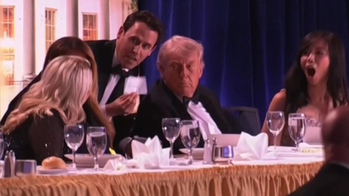 Donald Trump momentos antes de ser retirado por agentes de seguridad durante el ataque. 