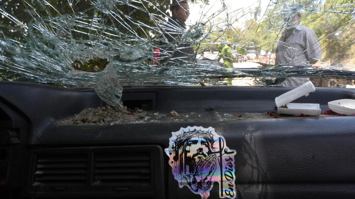 Fotografía que muestra el interior de un vehículo afectado este domingo en la vía Panamericana, lugar donde ocurrió un ataque guerrillero con un cilindro bomba, que dejó al menos 19 civiles muertos, en Cajibío (Colombia).