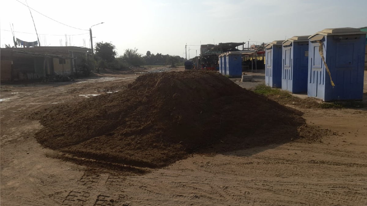 La municipalidad coloca montículos de tierra sobre los buzones colapsados