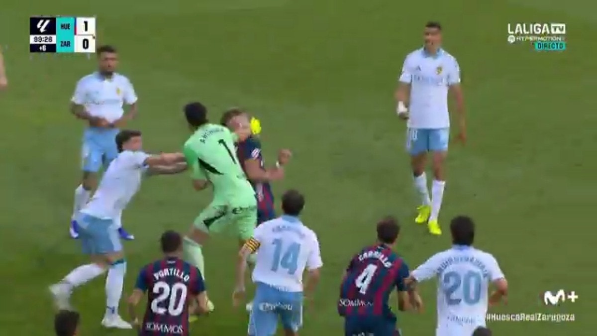 Se volvió loco: Esteban Andrada lanzó puñetazo a jugador del Huesca tras ser expulsado en partido por la Segunda de España [VIDEO]