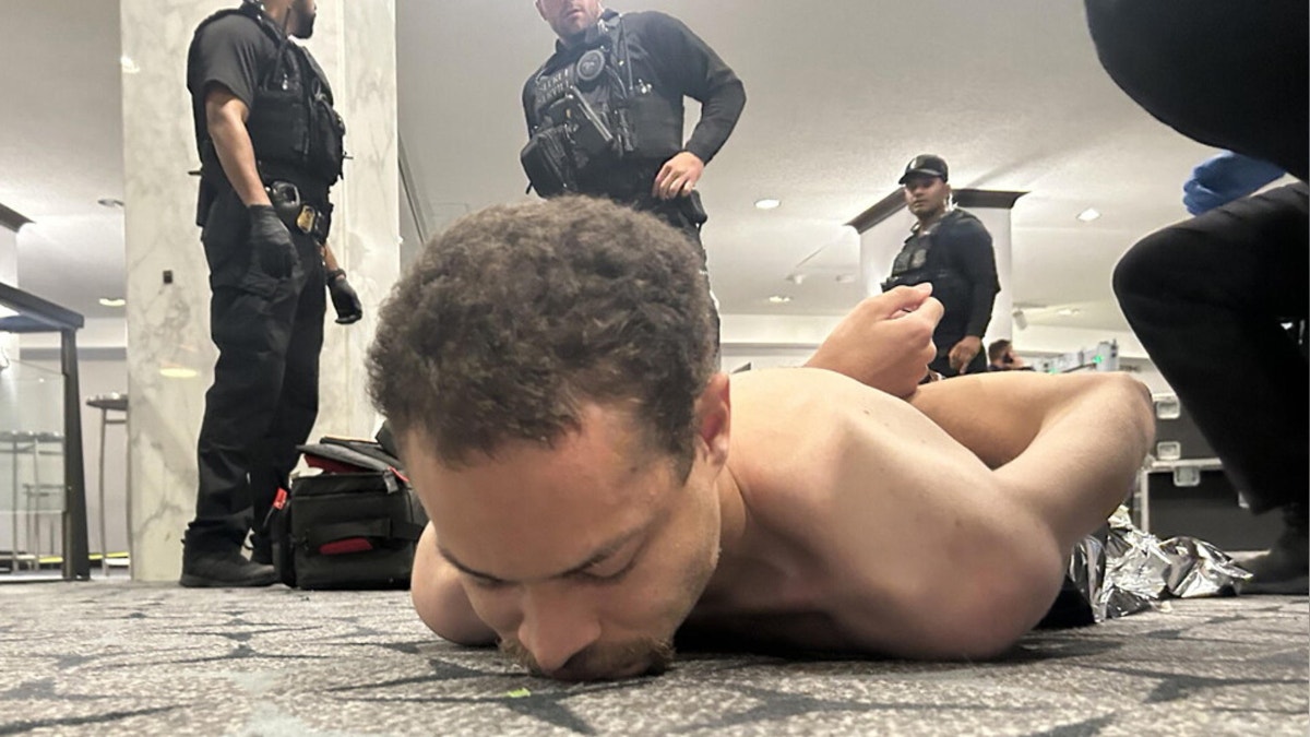 El sospechoso de intentar asesinar al presidente de Estados Unidos, Donald Trump, durante la cena de corresponsales de la Casa Blanca el pasado sábado, compareció este lunes por primera vez ante un tribunal federal para la lectura de cargos.