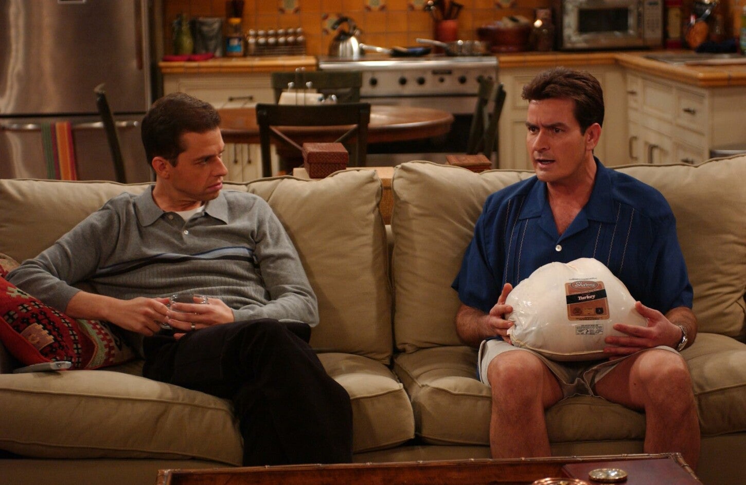 'Two and a Half Men', originalmente protagonizada por Charlie Sheen, es una de las sitcoms más recordadas de Warner Channel por su popularidad.