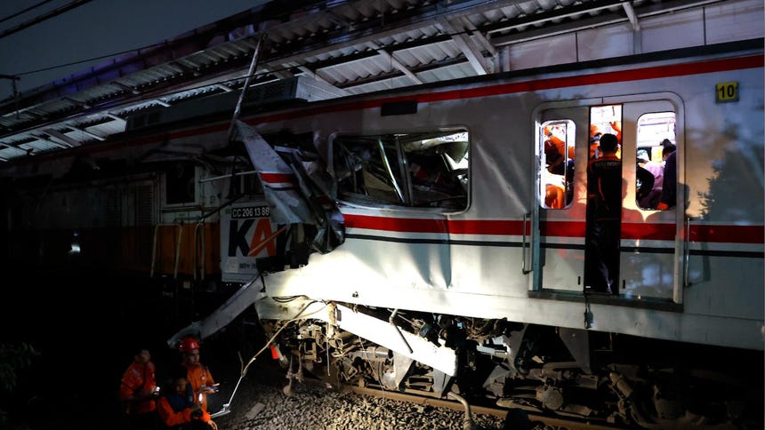 Indonesia: cuatro fallecidos y decenas de heridos tras choque de dos trenes a las afueras de Yakarta