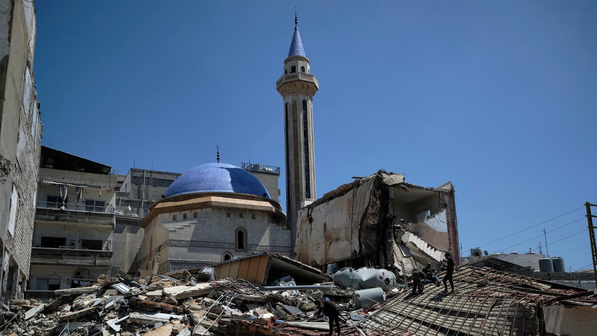 Guerra en Medio Oriente: Irán plantea a EE. UU. posponer pacto nuclear para abrir Ormuz mientras Hizbulá rechaza diálogo con Israel