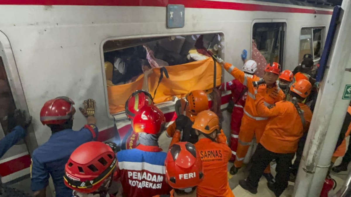 uatro personas han fallecido y unas cuarenta han resultado heridas y trasladadas a hospitales tras el choque de dos trenes a las afueras de Yakarta, la capital indonesia.