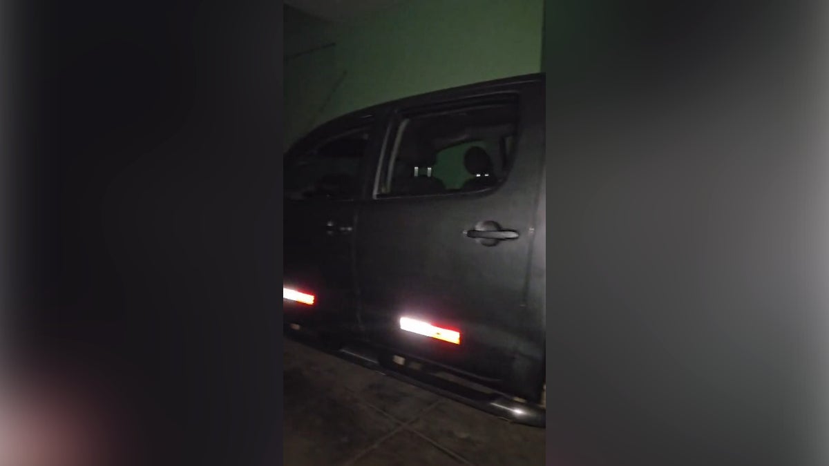 La camioneta es de color gris metálico y es del año 2008