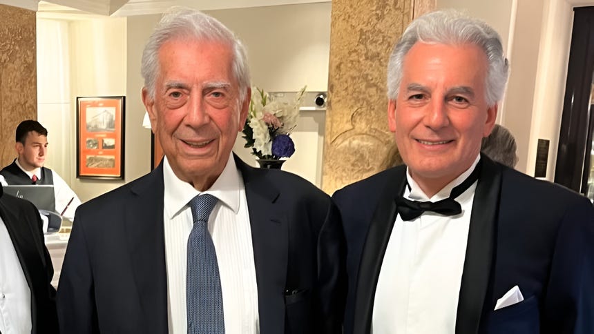 Álvaro Vargas Llosa heredó oficialmente el título de Marqués que le otorgaron a su padre en España