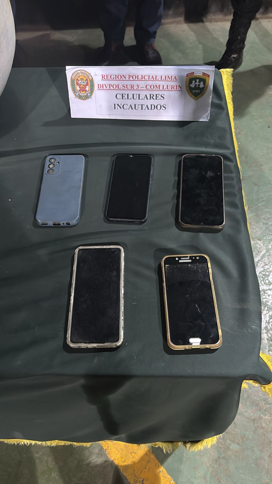 La PNP incautó cinco teléfonos celulares. 