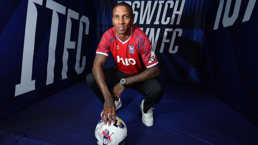 Ashley Young, exfigura del Manchester United, anunció su retiro como futbolista profesional