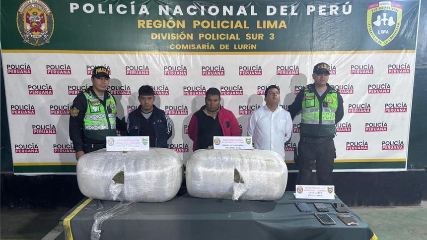 PNP detuvo a un suboficial de la FAP y a un licenciado del Ejército con 53 kilos de droga en la Panamericana Sur