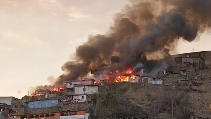 Fuerte incendio consume viviendas en la zona alta de Independencia