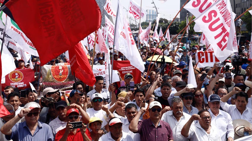 Marcha en Lima por el Día de los Trabajadores exige respeto a la jornada laboral de ocho horas y aumento del salario mínimo
