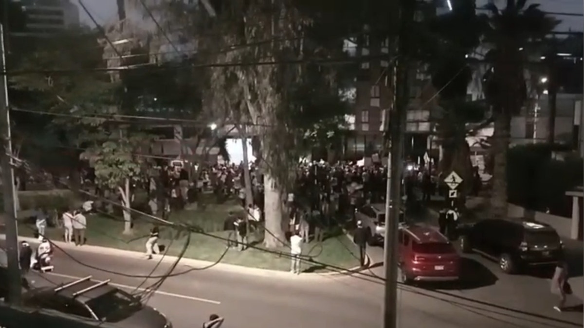 La manifestación incluyó un cacerolazo con ollas y cucharones, además de un escenario improvisado con micrófono abierto 