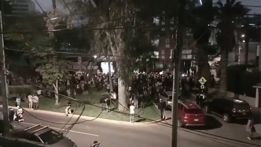 La manifestación incluyó un cacerolazo con ollas y cucharones, además de un escenario improvisado con micrófono abierto 