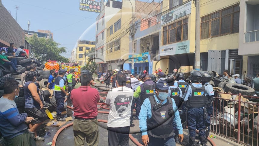 Emergencia en Independencia: incendio consumió distribuidora de llantas [VIDEO]
