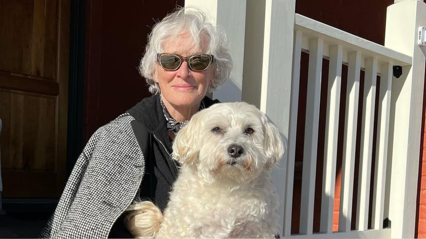 Glenn Close deja sus huellas junto a su adorable perro Pip en el Teatro Chino de Hollywood [VIDEO]