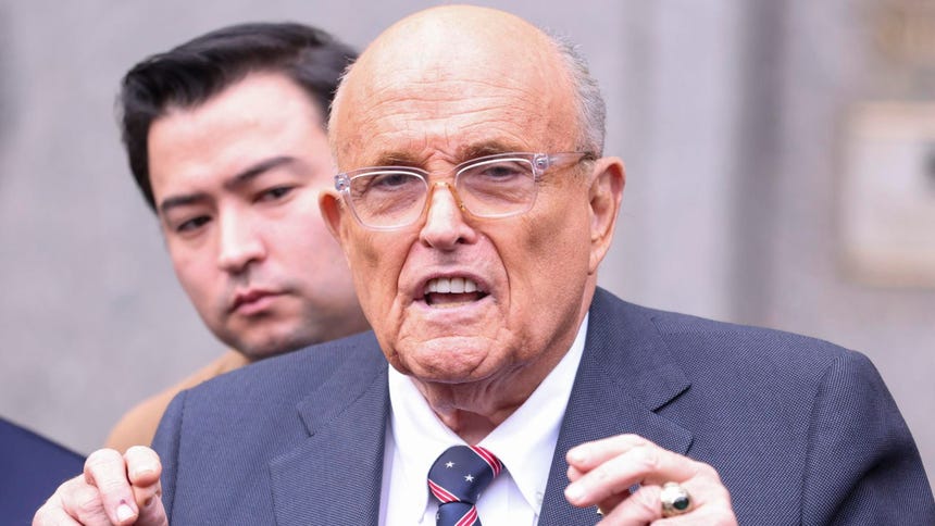 Exalcalde de Nueva York Rudy Giuliani está hospitalizado en condición crítica pero estable