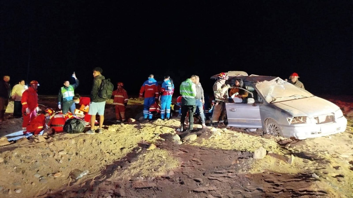 Personal del Cuerpo General de Bomberos acudió a la zona para asistir a los heridos del accidente. 