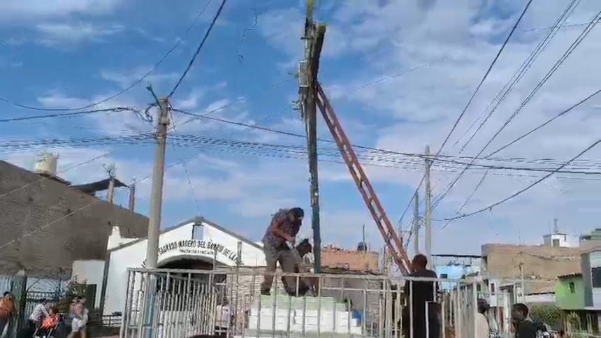 Centenaria cruz de La Pascana en Pisco se parte tras caer cuando la bajaban para festividad [VIDEO]