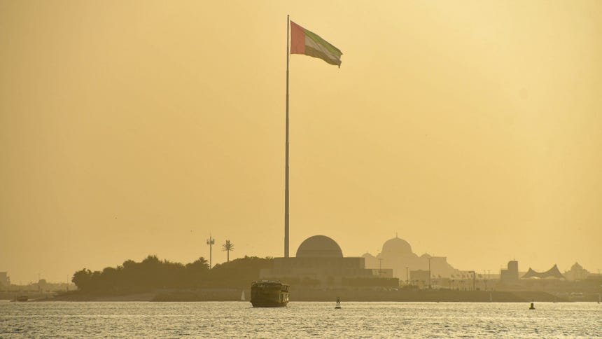 Dos barcos incendiados frente a las costas de Emiratos Árabes Unidos, según entidad británica