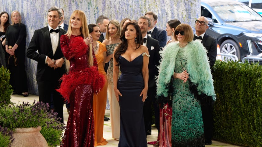 Met Gala 2026 arranca con actuación musical, alfombra blanca y desfile de celebridades