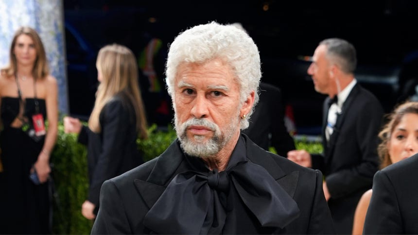 Con bastón, arrugas y cabello blanco, así apareció Bad Bunny en el desfile de la Met Gala 2026