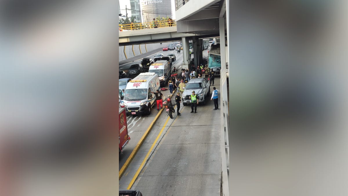 Bus del Metropolitano choca contra barandas en San Isidro: 18 heridos, conductor atrapado — image 3