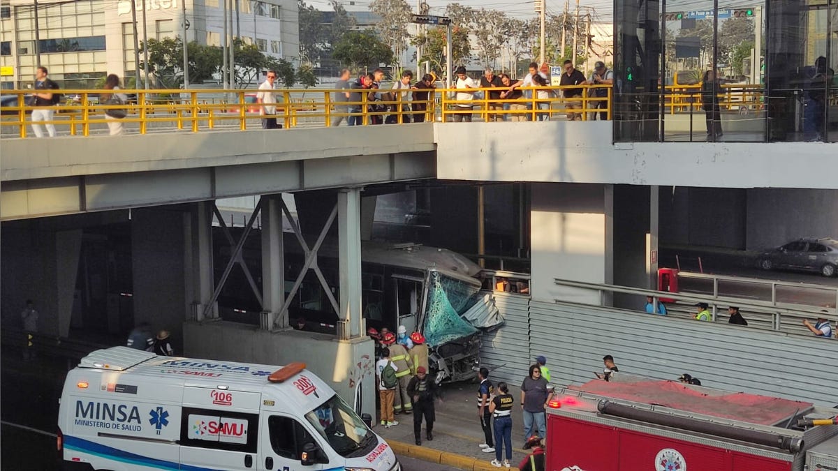 Bus del Metropolitano choca contra barandas en San Isidro: 18 heridos, conductor atrapado