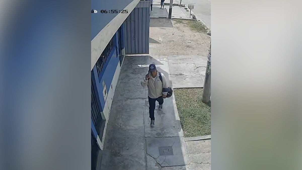 El ladrón vestía una gorra azul marino, una polera blanca más o menos color beige, un pantalón negro, unas zapatillas negras con rayas blancas y una mochila, según el denunciante. 
