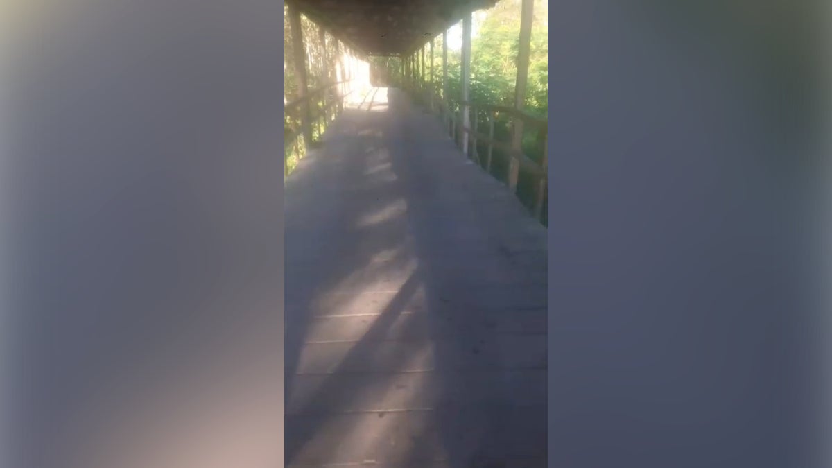 Poblador explica situación de puente en Loreto. 