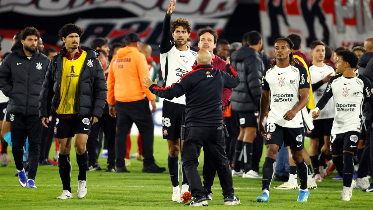 Independiente Santa contra Corinthians pelea con André Carrillo separando en la Copa Libertadores