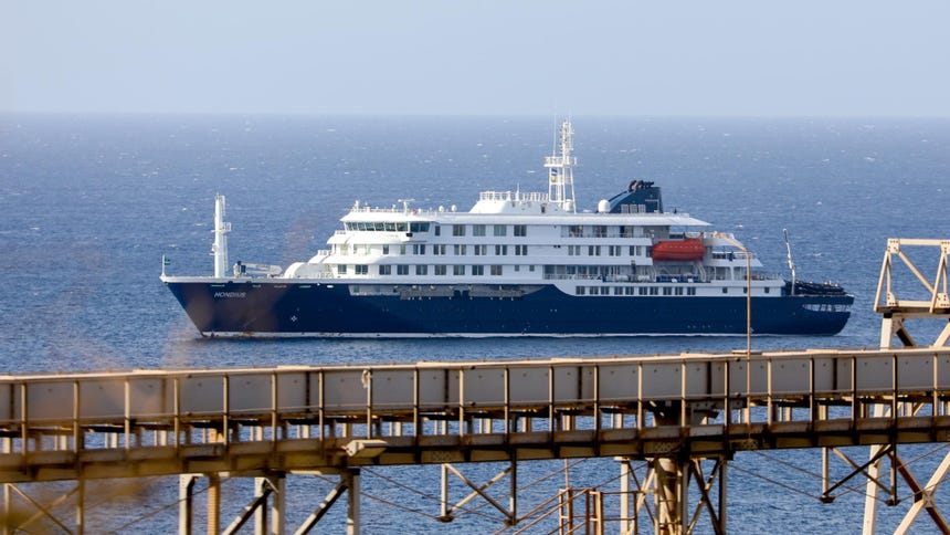 Chile aísla a dos connacionales que subieron a crucero afectado por brote de hantavirus