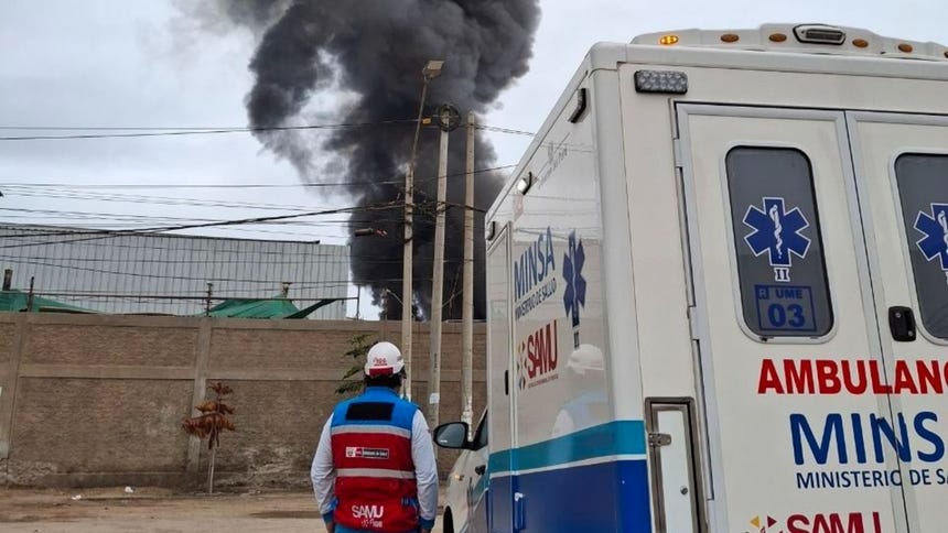 Bomberos controlaron incendio de gran magnitud desatado en almacén de Villa El Salvador [VIDEO]