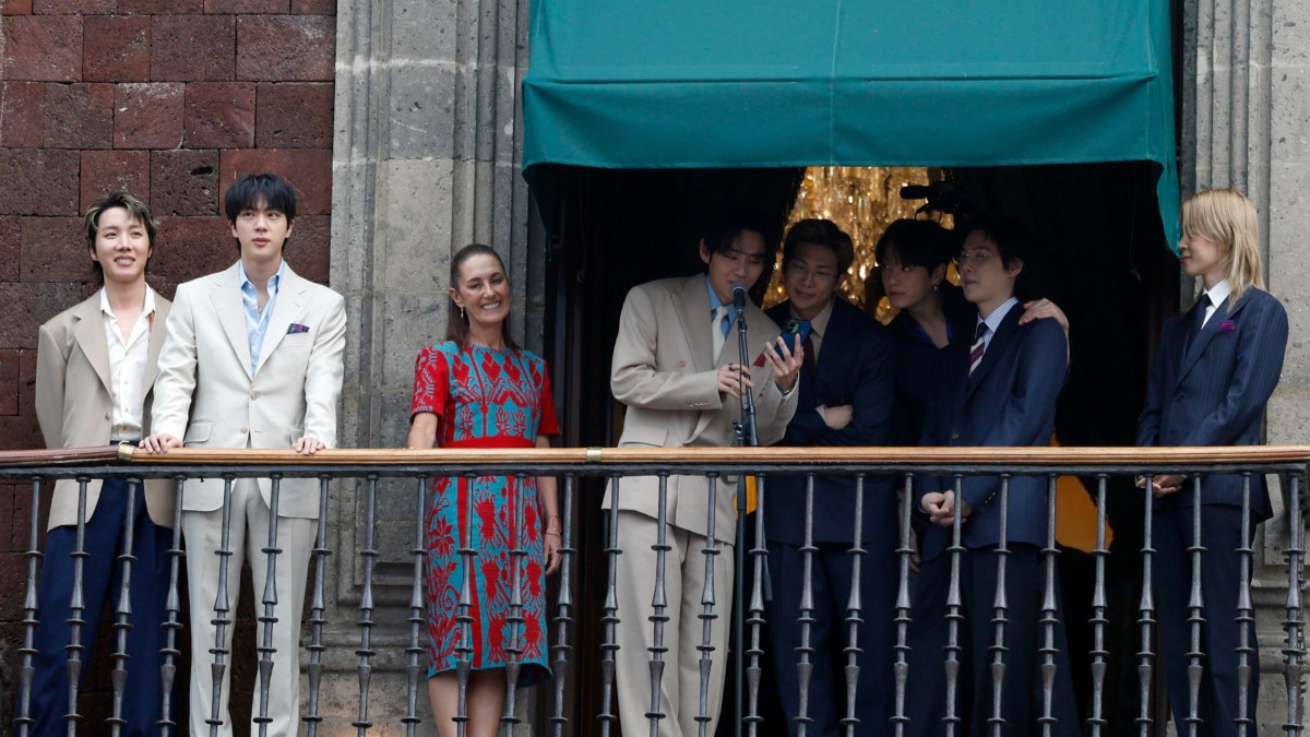 BTS causa furor en México tras encuentro con Claudia Sheinbaum y balconazo masivo