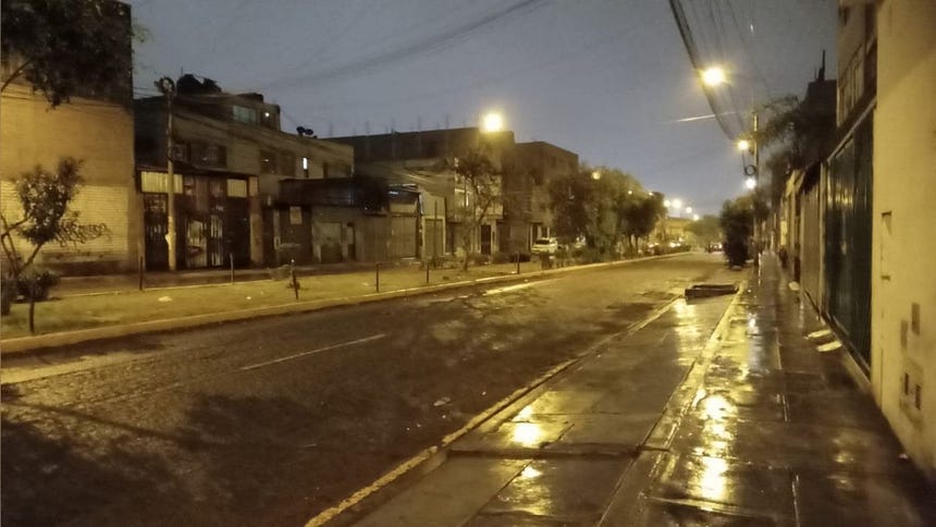 Ya se siente el otoño: Lima amaneció con cielo cubierto, neblina y llovizna