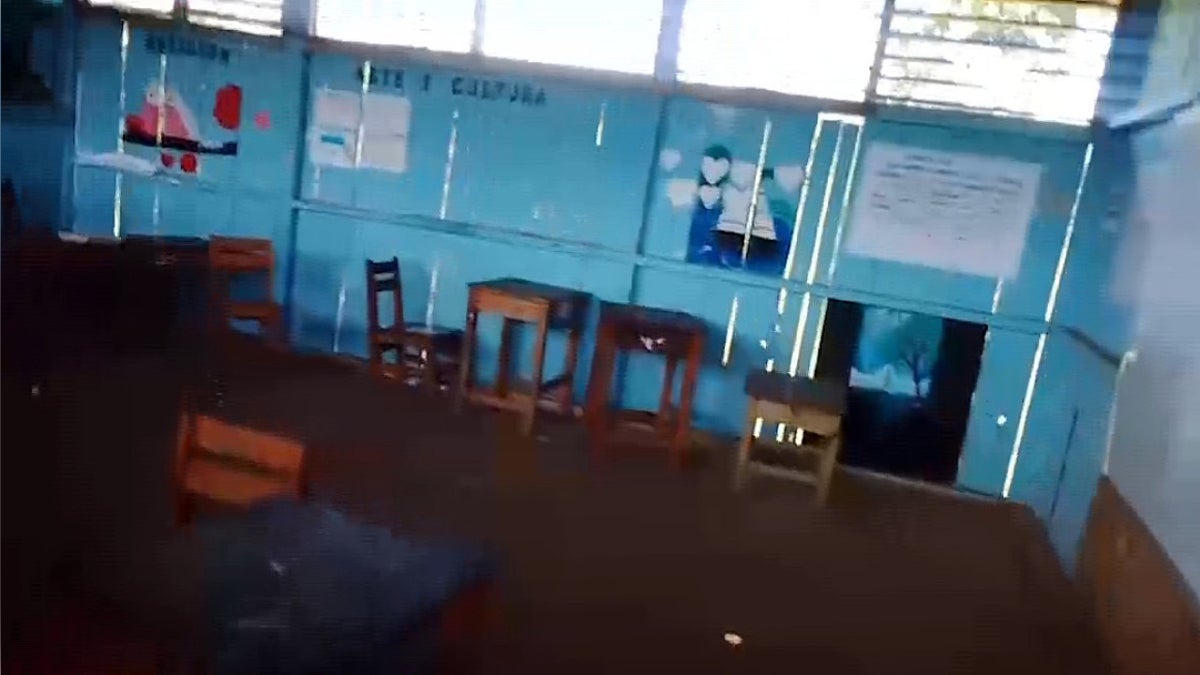 El colegio está hecho de madera y tiene herramientas en mal estado