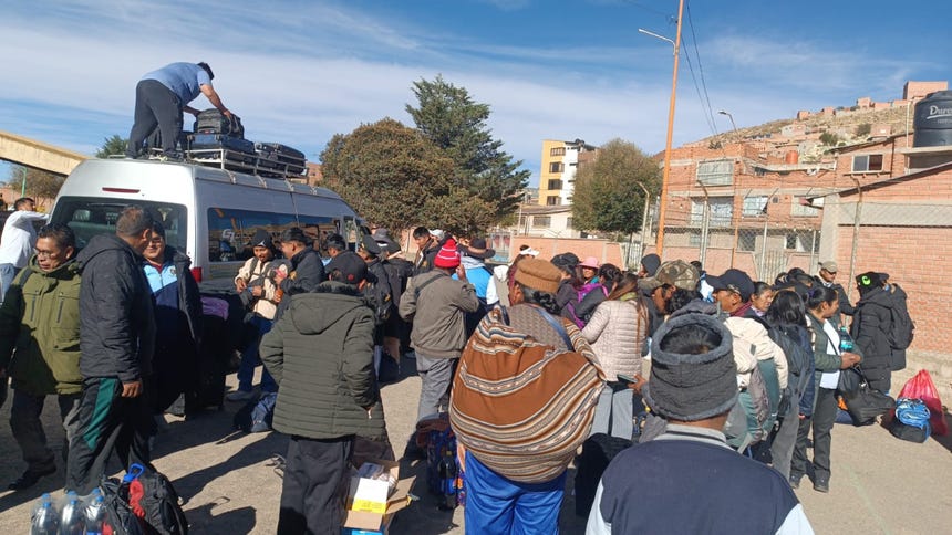 Más de 120 escolares puneños siguen varados en Bolivia por paro indefinido