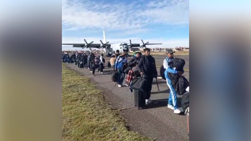 Escolares que estaban varados en Bolivia pudieron ser trasladados hasta Juliaca en vuelos humanitarios