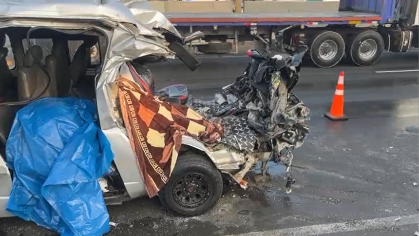 Villa El Salvador: dos muertos y 15 heridos dejó un violento choque en la Panamericana Sur