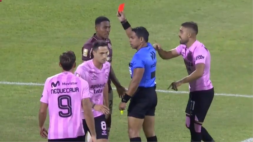 Al minuto de juego, Universitario se quedó con 10 hombres ante Sport Boys tras expulsión de José Carabalí [VIDEO]