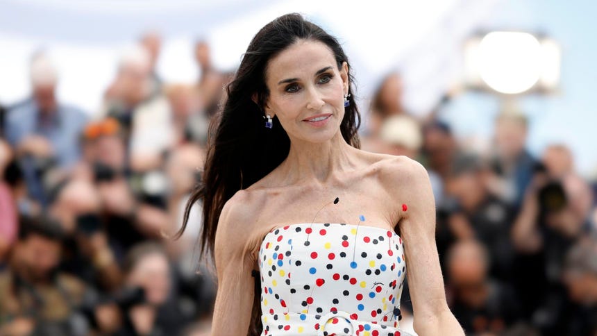 Demi Moore deslumbra en Cannes 2026 con vestido de Jacquemus y aprueba el uso de la IA en el cine [FOTOS]