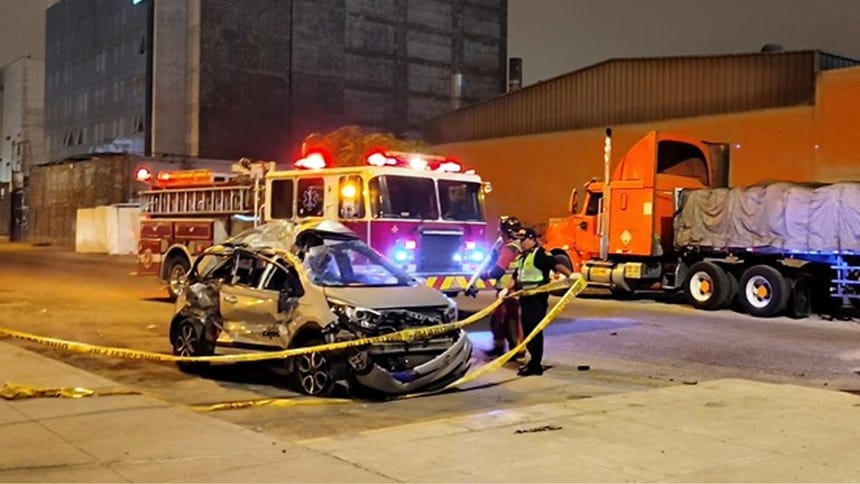 San Juan de Miraflores: dos jóvenes fallecen y tres resultan heridas tras choque de auto contra tráiler